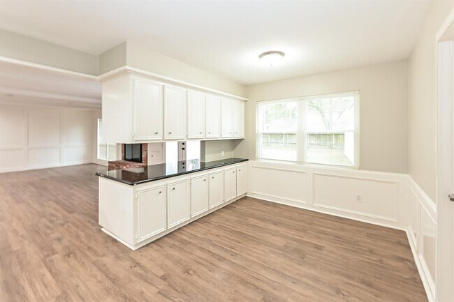 Building Photo - 5519 Grosvenor Square