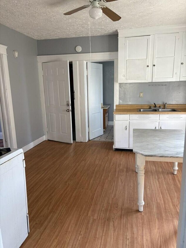 Foto principal - 2821 E 122nd St