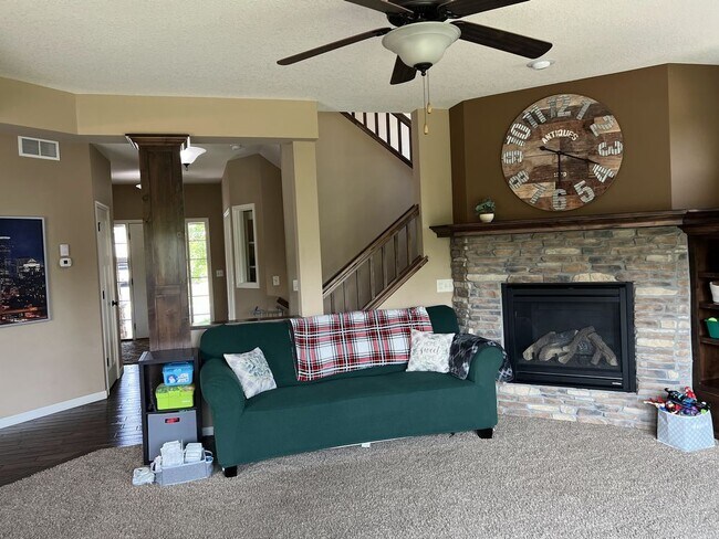 Building Photo - Beautiful Executive 5 bedroom single famil...
