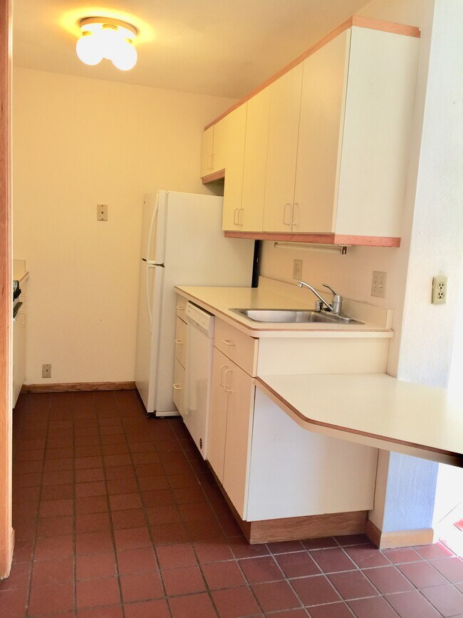 Kitchen - 6721 Hammersley Rd
