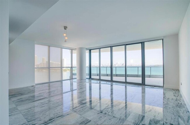 Building Photo - 1331 Brickell Bay Dr