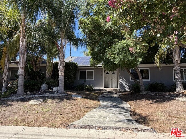 Foto del edificio - 10609 Reseda Blvd