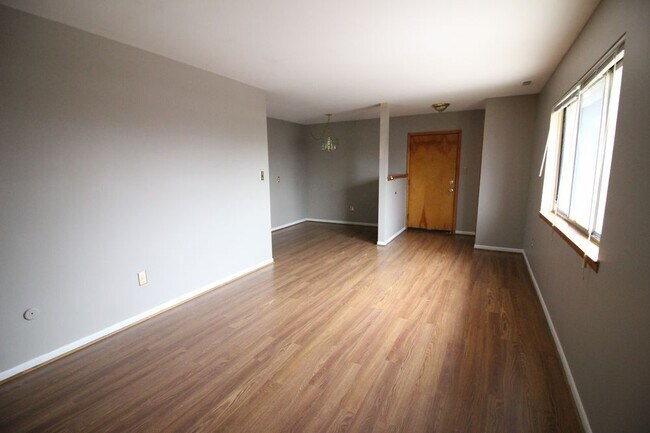 Building Photo - Unit 4
