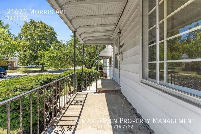 Foto del edificio - 21671 Morris Ave, Euclid - Recently Refres...