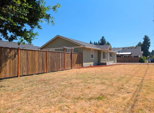Building Photo - Beautiful 3 Bedroom, 2 Bath Home In The Ri...
