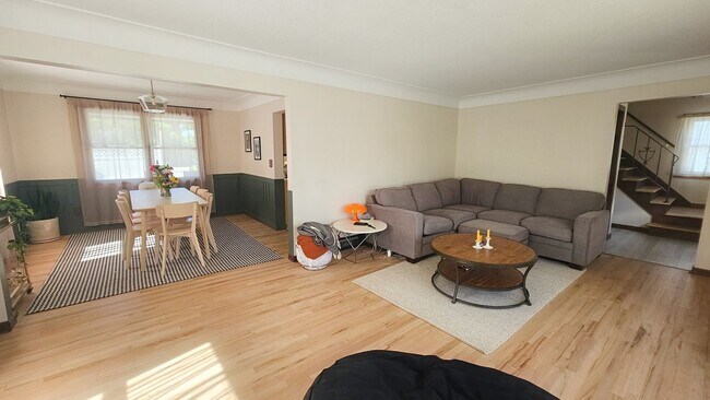 Foto del edificio - Charming 4-Bedroom Remodeled Home in Quiet...
