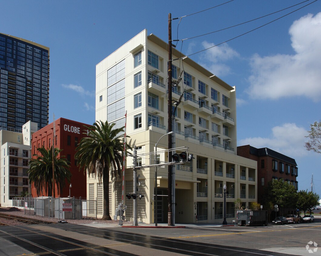 Building Photo - 825 W Beech St