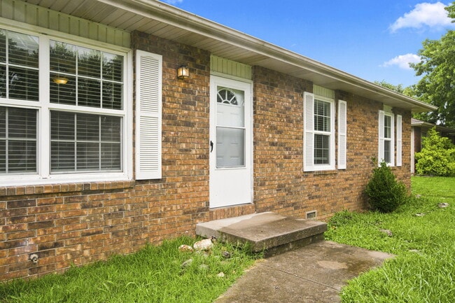 Building Photo - 511 E Dyann Dr