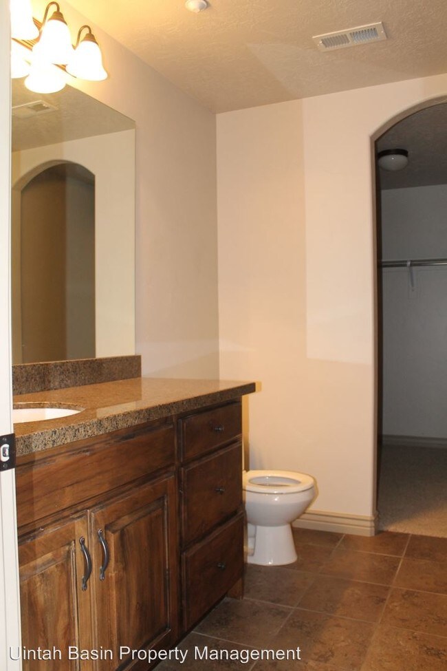 825 S 90 E Unit E302 Vernal Ut 84078 Condo For In Building Photo 825 S 90 E