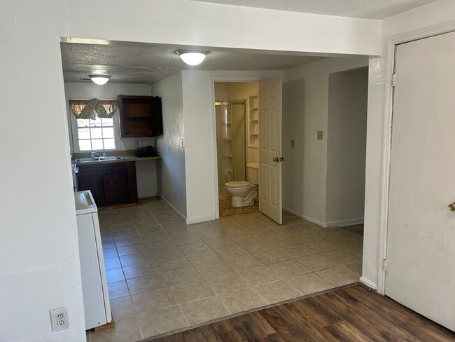 Building Photo - 520 Buckley St