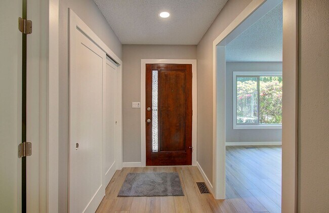 Building Photo - Royal Oaks Duplex