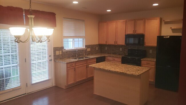 Foto del edificio - Awesome 2Br 2.5Ba Townhome w/ Bonus Room & Garage!  Available 7/3!