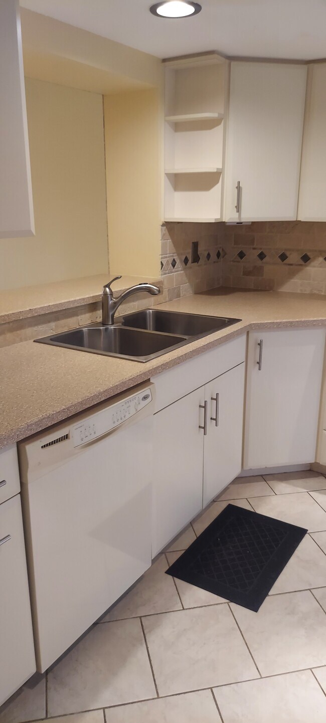 Foto del edificio - 7430 Lake Breeze Dr