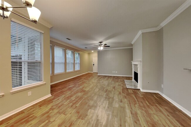Building Photo - 1431 Redwood Village Cir