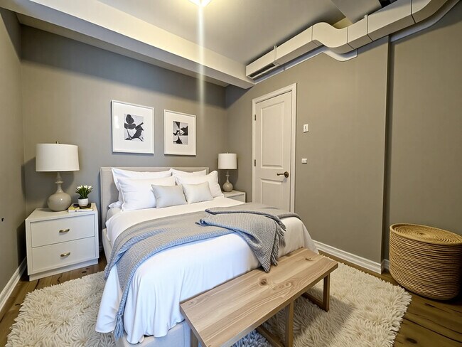 Photo du bâtiment - Private Balcony and HUGE windows at this 1...