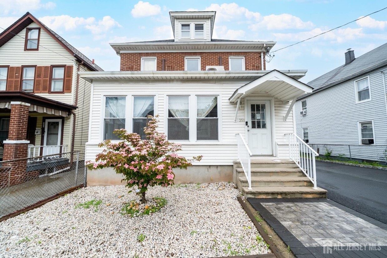 Primary Photo - 351 Somerset St