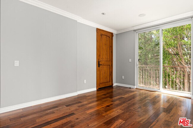 Building Photo - 632 Kings Rd