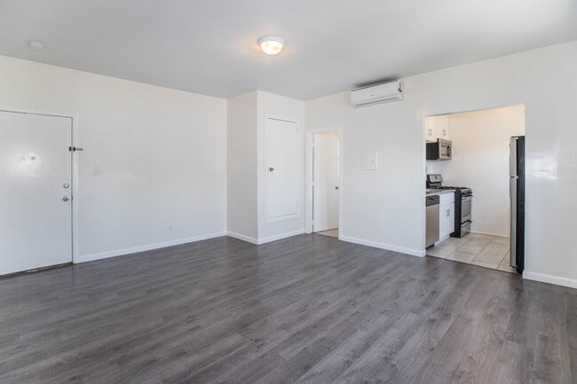 Building Photo - 1260 W 39th St