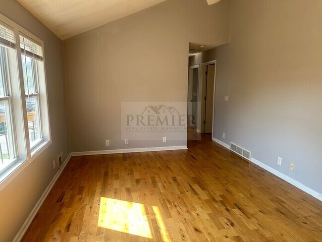 Building Photo - 1414 W 48th St