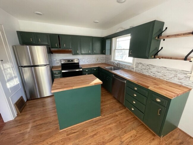 Building Photo - Beautiful 3 Bedroom Home