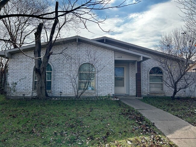 Step inside and be captivated by the warmth of this House! - Step inside and be captivated by the warmth of this House!