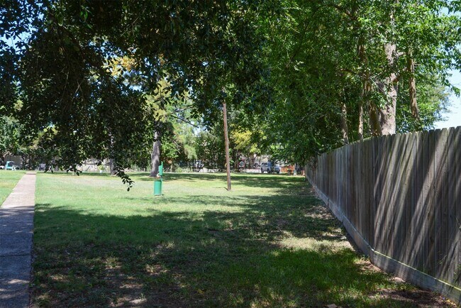 Foto del edificio - 5632 Birchmont Dr