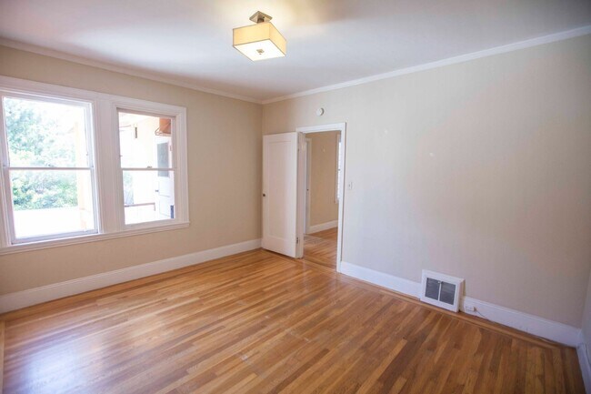 Building Photo - 853