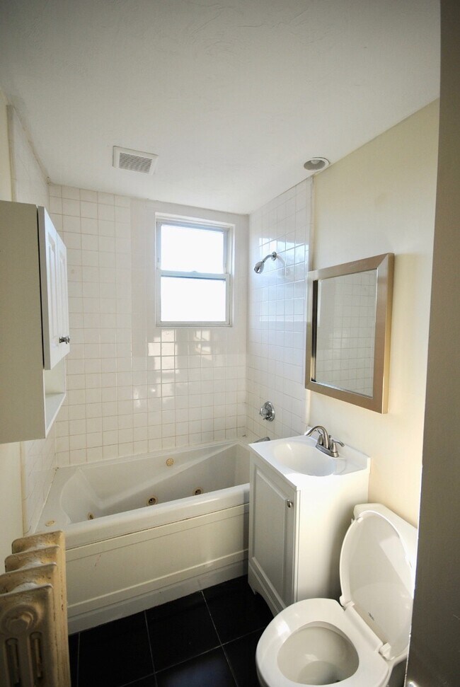 Building Photo - 52 Dickens St