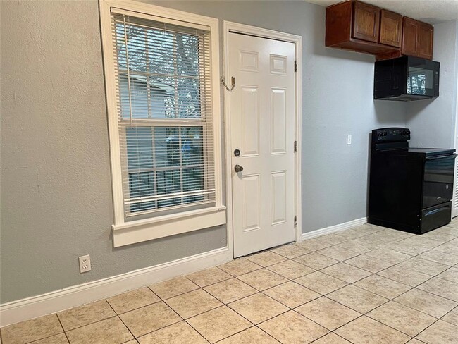 Building Photo - 4813 Sandage Ave