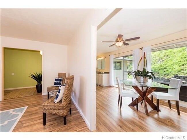Building Photo - 4 Bedroom, 2 bath home with enclosed two car garage,  in the heart of Kailua.