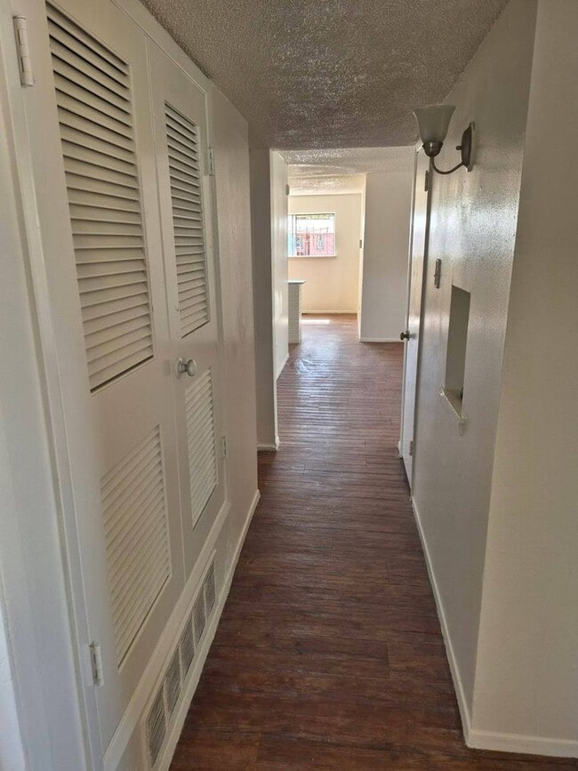 Building Photo - 3 Bed 2 Bath Home Available