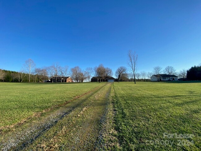 Foto del edificio - 4984 St Stephens Church Rd