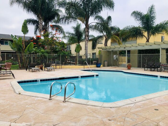 Foto principal - Sunny Top Floor 2BD/2BA Condo in Desirable...