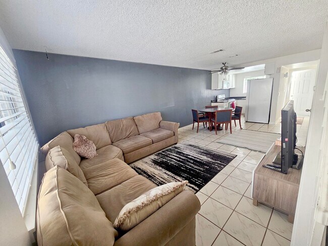 Foto del edificio - 2 bed/ 1.5 bath Townhouse with private garage
