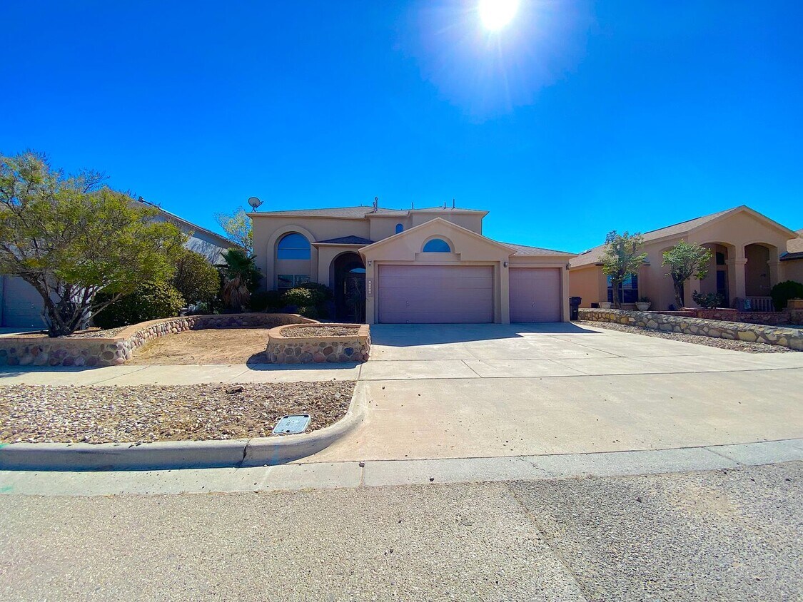 Foto principal - LARGE East El Paso 4 bed Refrig A/C w/3 Ca...