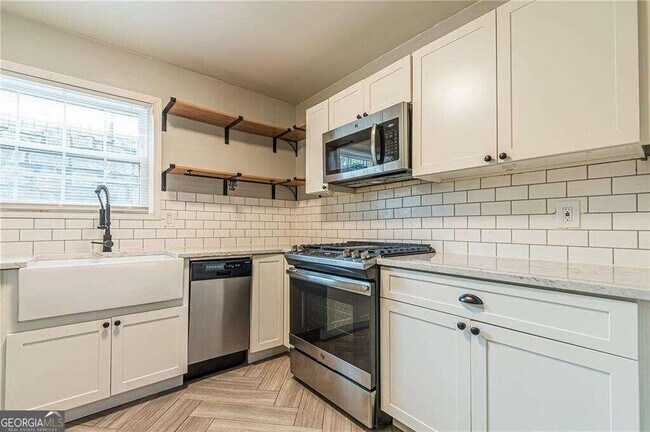 Building Photo - 5569 Kingsport Dr