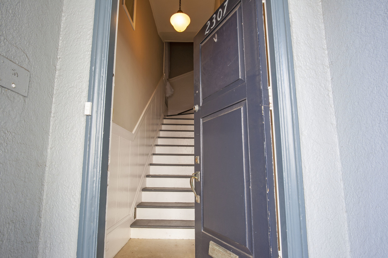Foto principal - 2400 Washington St