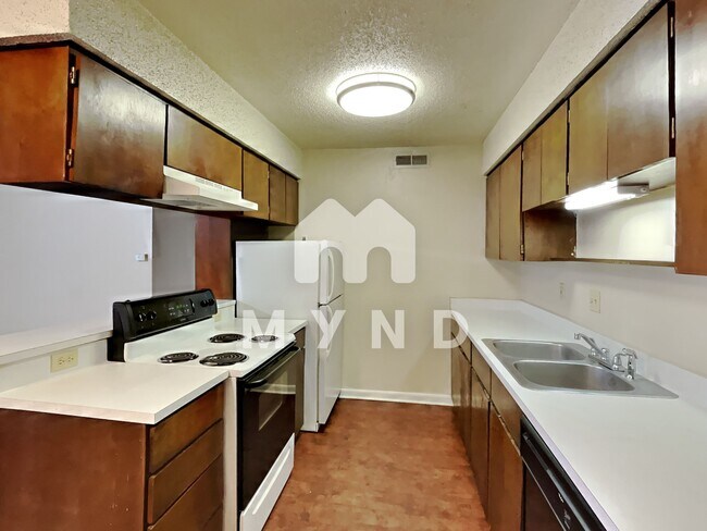 Building Photo - 613 W San Antonio St Unit 111