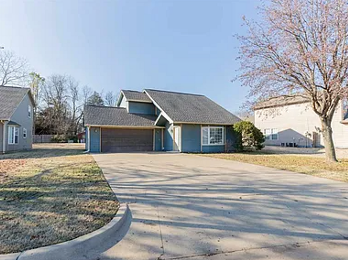 Foto principal - Spacious 3-Bedroom Home Near Oklahoma Stat...