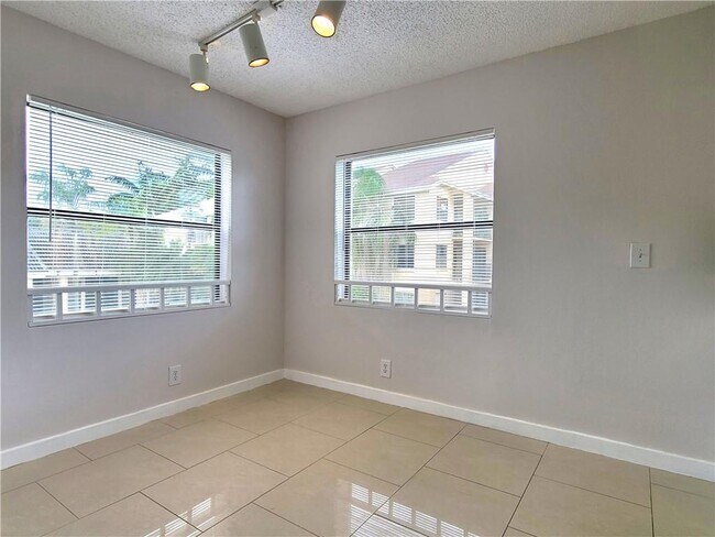 Building Photo - 9999 Summerbreeze Dr