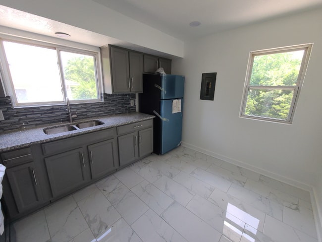 Building Photo - 7125 Askew Ave