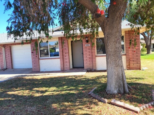 Building Photo - 9609 W Cinnabar Ave