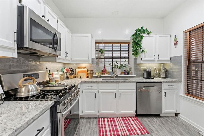 Foto del edificio - 10819 Crown Colony Dr