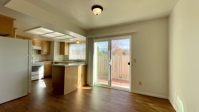 Foto del edificio - 2 Bedroom Townhouse Near Downtown SLO w/ G...