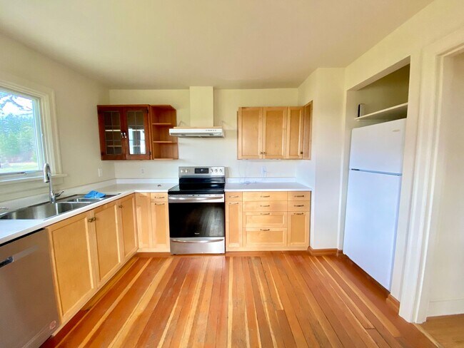 Building Photo - 3 Bedroom Home on a Working Livestock Farm