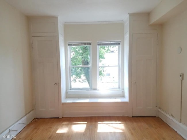 Building Photo - 136 W Meinecke Ave