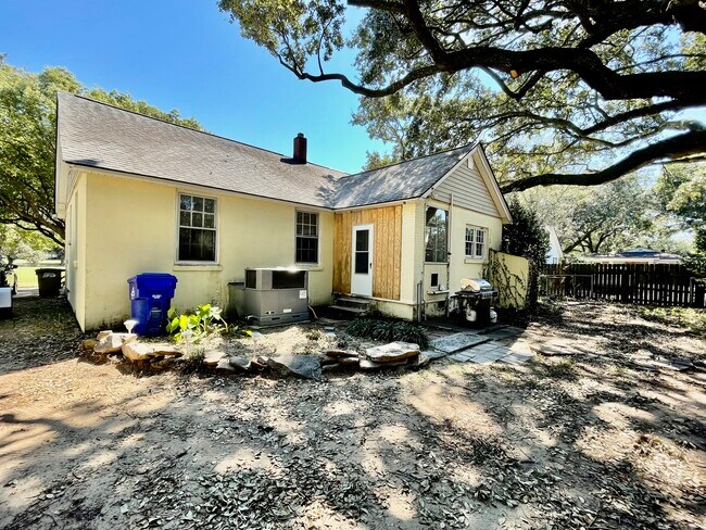Building Photo - 2152 Golfview Dr