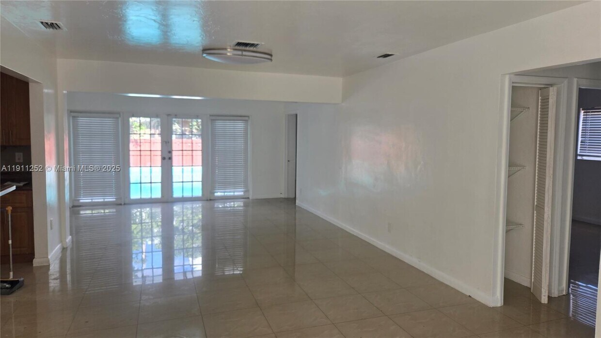 Foto del edificio - 165 NE 162nd St