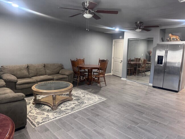 Foto del edificio - 2841 E Campbell Ave