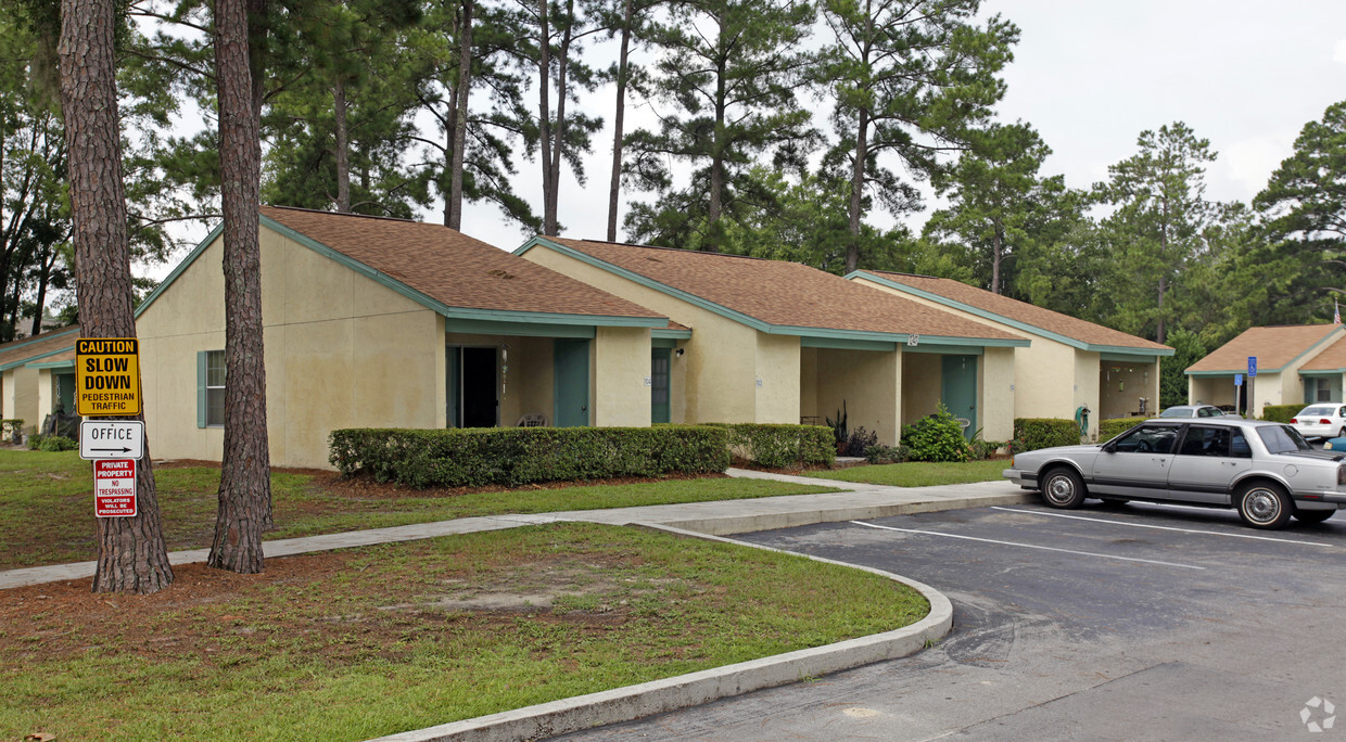 Building Photo - Lakewood Apartments